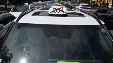 Fransa genelinde taksi şoförleri eylem düzenledi