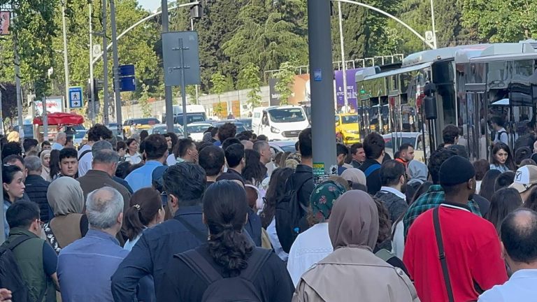 İstanbul'da halk otobüsleri kontak kapattı: Duraklarda yoğunluk oluştu
