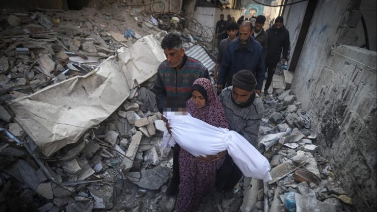 Katil İsrail'in Gazze Şeridi'ne düzenlediği saldırılarda biri çocuk 8 Filistinli hayatını kaybetti