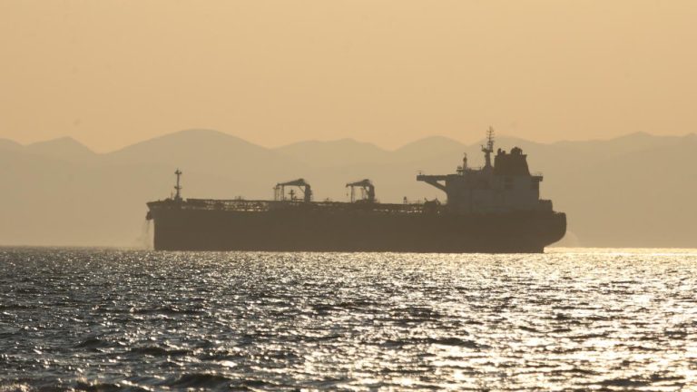 Çanakkale Boğazı'nda ham petrol tankerinde makine arızası