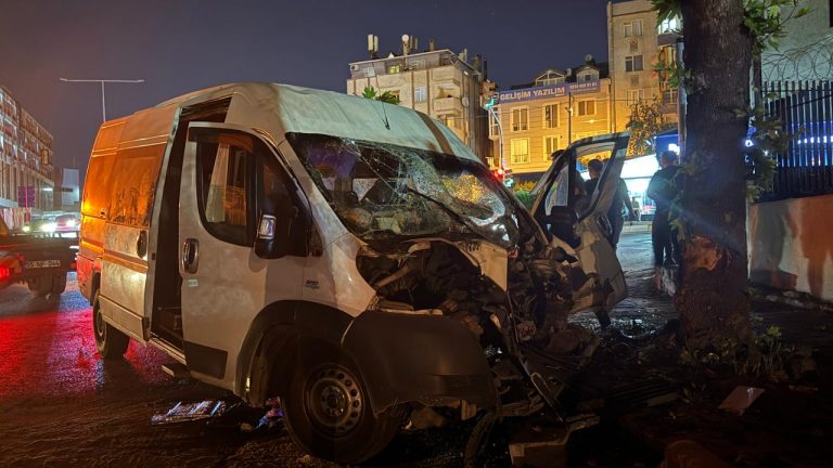 İstanbul'da minibüs ile otomobil çarpıştı