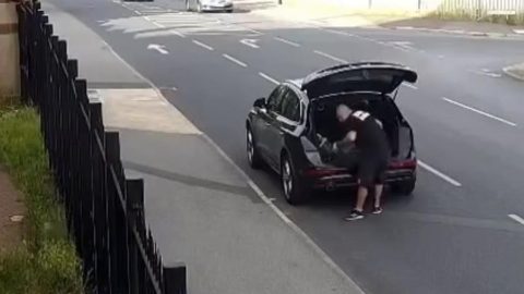 İngiltere'de cami önüne 4 kez fare bırakan kişiye ırkçı nefret suçundan ceza verildi