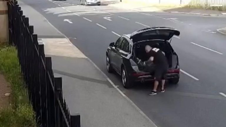 İngiltere'de cami önüne 4 kez fare bırakan kişiye ırkçı nefret suçundan ceza verildi