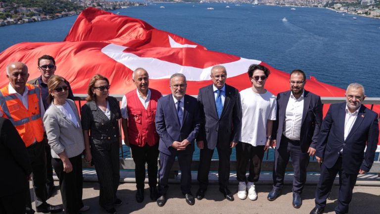 İstanbul’da köprülere Türk bayrağı asıldı