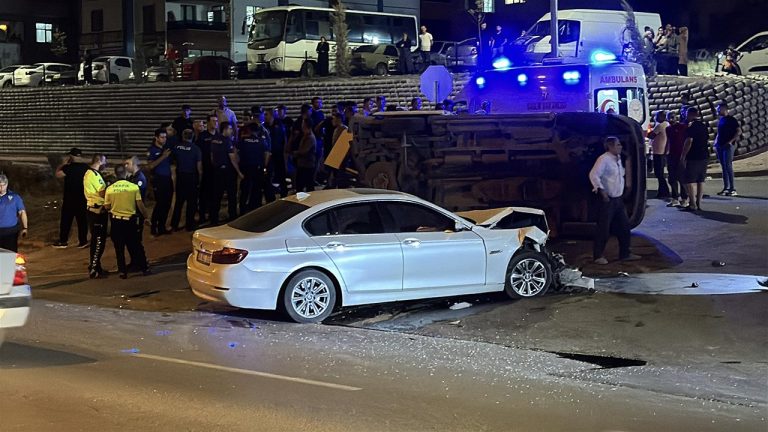 Otomobille çarpışan minibüs devrildi: 9 yaralı