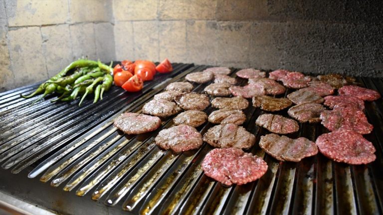 Tarım Bakanlığı açıkladı: Dana ve kuzu eti diye satılan üründe kanatlı et tespit edildi Tarım Bakanlığı açıkladı: Dana ve kuzu eti diye satılan üründe kanatlı et tespit edildi