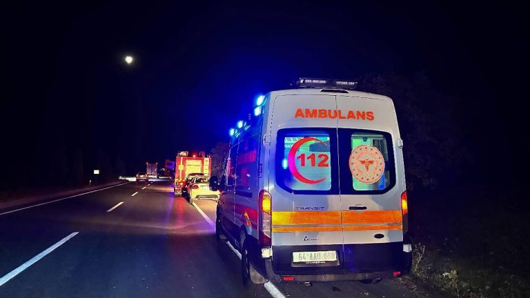 Uşak'ta şarampole devrilen otomobildeki 1 kişi hayatını kaybetti, 2 kişi yaralandı