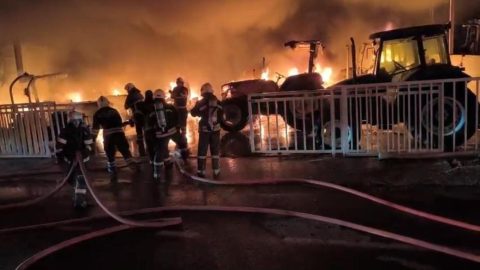 Diyarbakır'da çıkan yangında 3 iş yeri ve 19 traktör yandı