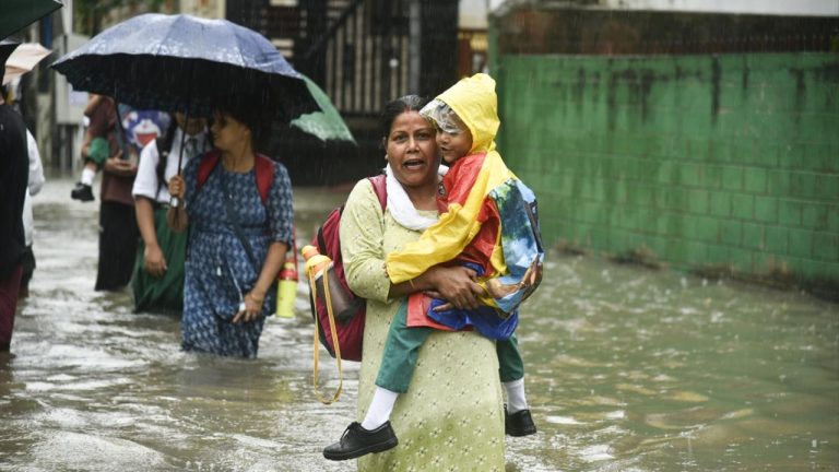 Hindistan'da sel: En az 17 kişi öldü, 75 kişi yaralandı