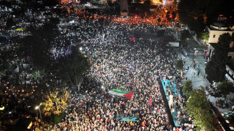 İstanbul'da düzenlenen "Gazze'ye Umut Işığı Ol" yürüyüşüne yoğun katılım