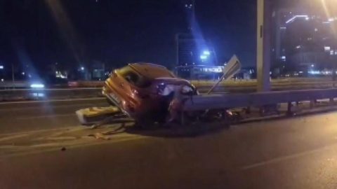 Ataşehir'de otomobil bariyere çarptı: 1'i ağır 3 kişi yaralandı