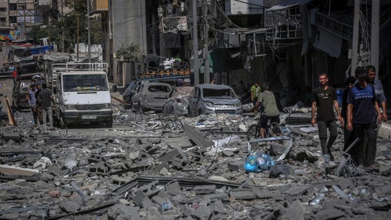 Katil İsrail'in Gazze'ye bugün düzenlediği saldırılarda 49 Filistinli yaşamını yitirdi