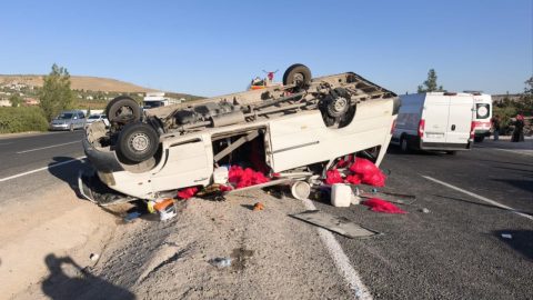 Şanlıurfa'da tarım işçilerini taşıyan minibüs devrildi: 19 yaralı