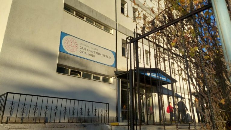 Okul çıkışı merdivenlerde oluşan yoğunlukta 21 öğrenci yaralandı