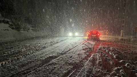 Kars'ta kar yağışı 17 yolu ulaşıma kapattı