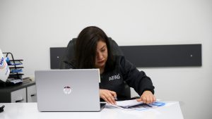 Babası depremde vefat eden Buse, AFAD personeli olarak acısını hafifletiyor