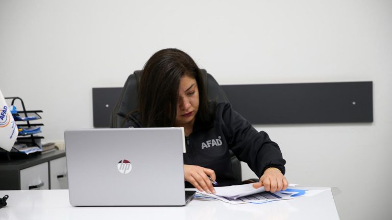 Babası depremde vefat eden Buse, AFAD personeli olarak acısını hafifletiyor