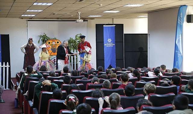 Başkan Çerçioğlu Köşk’te Minikleri Tiyatroyla Buluşturdu Başkan Çerçioğlu Köşk’te Minikleri Tiyatroyla Buluşturdu