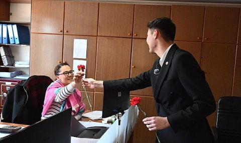 Gençlerden kadınlara karanfil Gençlerden kadınlara karanfil