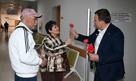 Kemer Belediyesi’nden sağlık çalışanı kadınlara karanfil