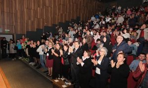 Dikili Belediyesi Halk Oyunları Topluluğu’ndan Anlamlı Gösteri Dikili Belediyesi Halk Oyunları Topluluğu’ndan Anlamlı Gösteri