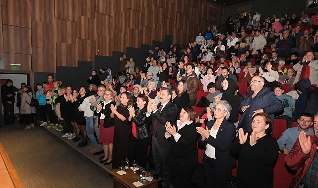 Dikili Belediyesi Halk Oyunları Topluluğu’ndan Anlamlı Gösteri Dikili Belediyesi Halk Oyunları Topluluğu’ndan Anlamlı Gösteri
