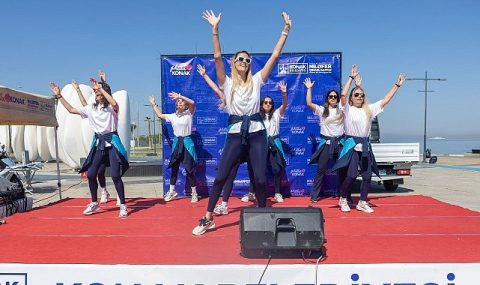 Konaklı annelerden Anneler Günü dansı Konaklı annelerden Anneler Günü dansı