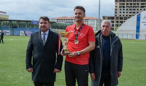 Koşu Şampiyonu Kupasını Başkan’a Getirdi Koşu Şampiyonu Kupasını Başkan’a Getirdi