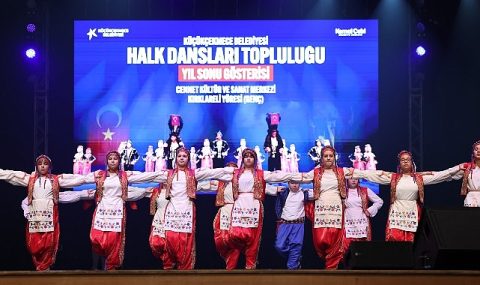 Küçükçekmece Belediyesi Halk Dansları Topluluğu’nun Yılsonu Gösterisi İzleyenleri Büyüledi Küçükçekmece Belediyesi Halk Dansları Topluluğu’nun Yılsonu Gösterisi İzleyenleri Büyüledi