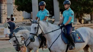 İzmir’de Atlı Jandarma Birlikleri Turistik Bölgelerde Devriyede İzmir’de Atlı Jandarma Birlikleri Turistik Bölgelerde Devriyede