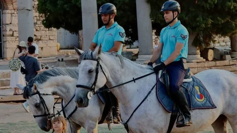 İzmir’de Atlı Jandarma Birlikleri Turistik Bölgelerde Devriyede