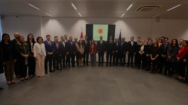 Bakan Işıkhan Belçika’da Türk Toplumu Temsilcileriyle Bir Araya Geldi