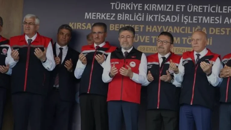Bakan Yumaklı Duyurdu Yetiştiriciden Aşı ve Kimliklendirme Ücreti Alınmayacak Bakan Yumaklı Duyurdu Yetiştiriciden Aşı ve Kimliklendirme Ücreti Alınmayacak
